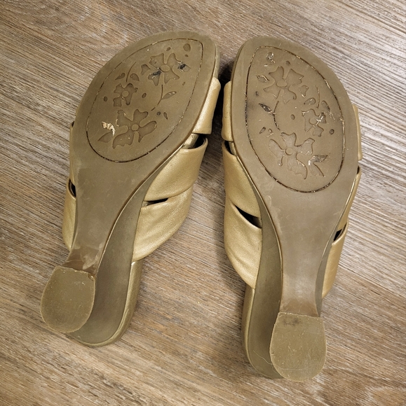 Greenwich Village Slip On Sandals Size 8 Soft Gold - Picture 4 of 9